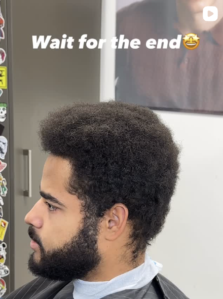 Voluminöser Afro mit definierter Beard Line